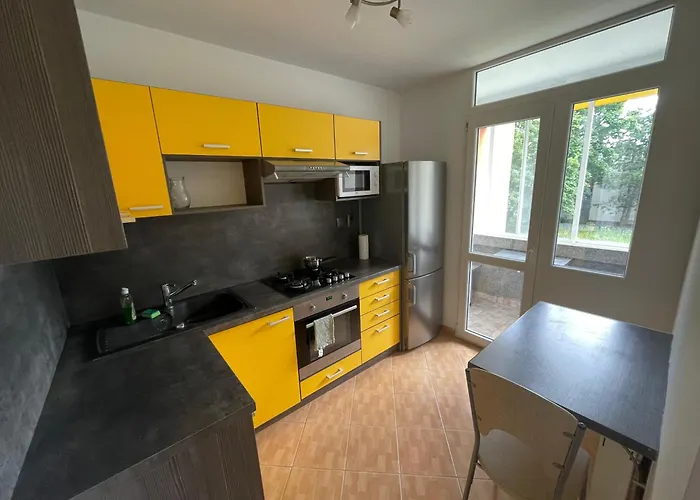 3Br Near Center With Parking
