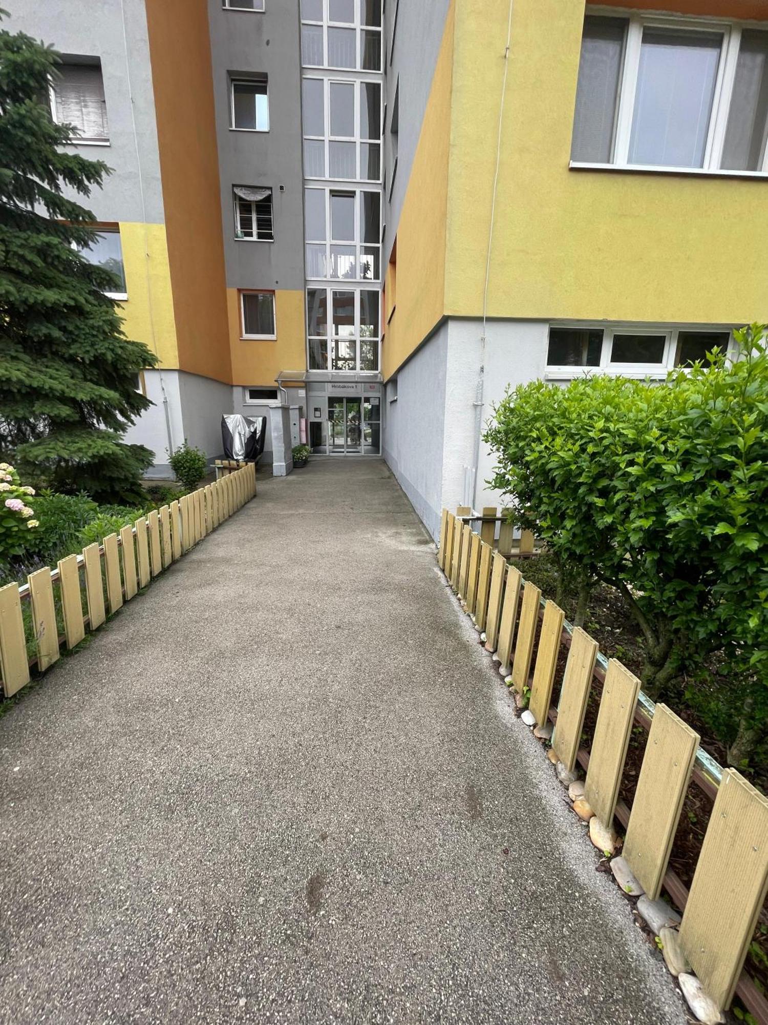 Apartament 3br Near Center With Parking Bratysława